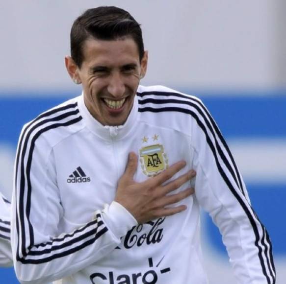 Argentina's midfielder Angel Di Maria (R) smiles next to midfielder Lucas Biglia (L) during a training session of Argentina's national football team at the team's base camp in Bronnitsy, near Moscow, on June 11, 2018 ahead of the Russia 2018 World Cup football tournament. / AFP PHOTO / JUAN MABROMATA