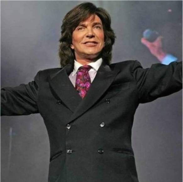 Fue uno de los cantantes insignia de España, galardonado en 2011 con la medalla 'Máximo orgullo hispano' entregado en la ciudad de Las Vegas en Estados Unidos.