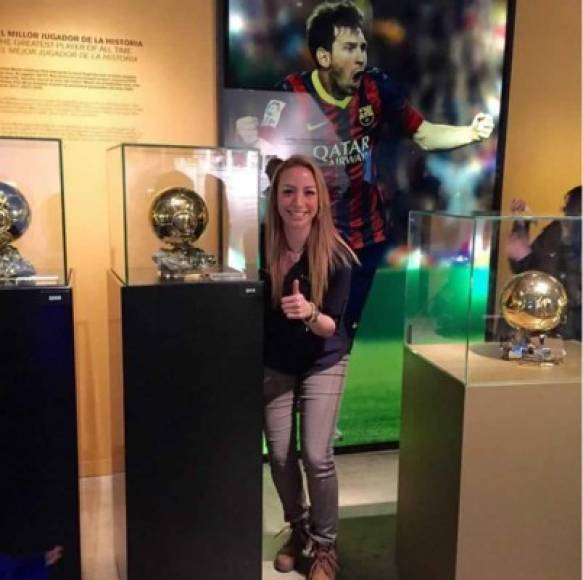 Además de ser una apasionada de los aviones, Ale tiene especial predilección por el fútbol y, especialmente, por el Barcelona y Messi.