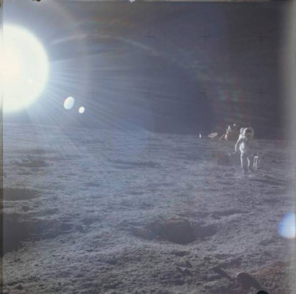 Espectacular imagen cuando un astronauta camina sobre La Luna.