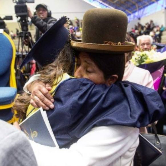 El ex mandatario no acudió a la graduación de su hija. La joven estuvo acompañada por su madre a quien dedicó un emotivo mensaje en sus redes sociales.