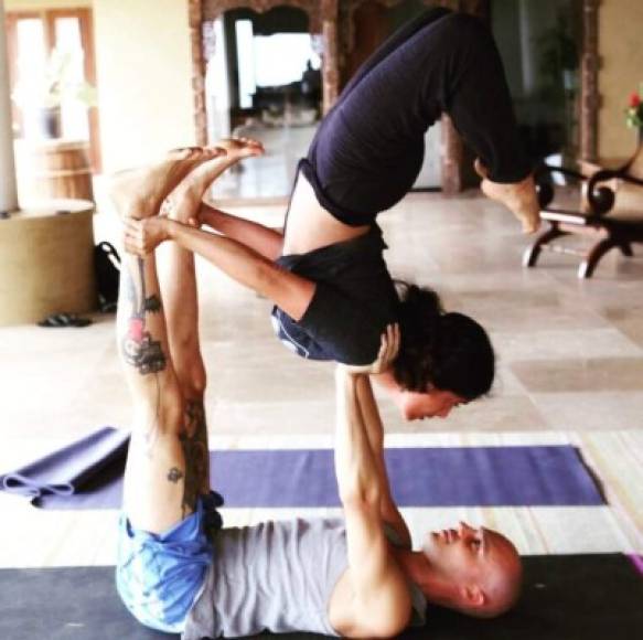 La estrella dedica tiempo a su figura.<br/>En 2018 Hayek compartió una de sus rutinas para mantenerse en forma, el acroyoga, una versión del yoga que, sin duda, requiere destreza.