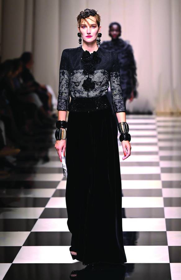 Las pulseras o esclavas gruesas vuelven a ponerse de moda esta temporada. Giorgio Armani presentó versiones muy elegantes en su reciente colección, con dos en cada muñeca de los brazos.