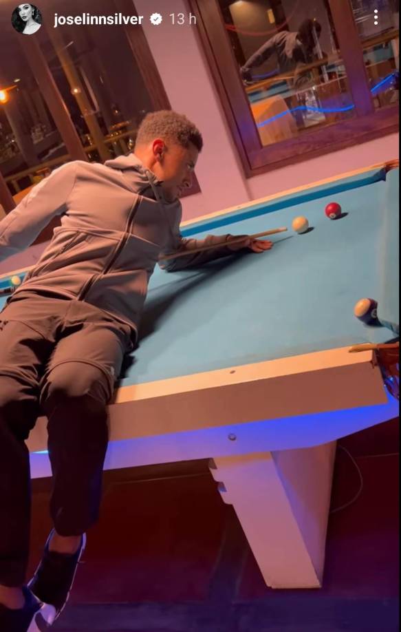En su cuenta oficial de Instagram, la novia del Choco Lozano presumió al atacante hondureño disfrutando de una partida de billar. 
