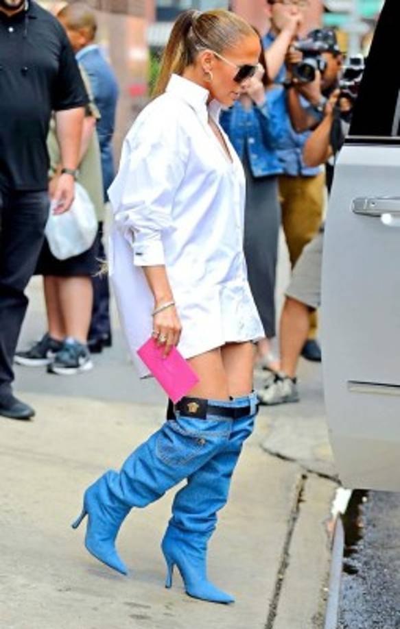 JLo, convertida en un ícono de moda, fue una de las artistas mejor pagadas de 2017, año en que ingresó más de 38 millones de dólares a sus cuentas gracias a sus conciertos y empresas de moda, según Forbes.