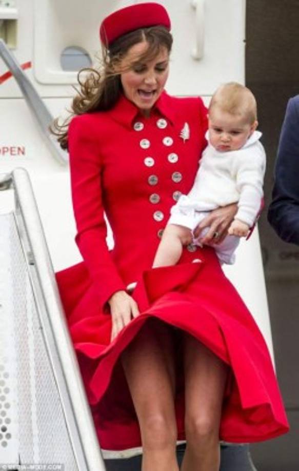 El viento no perdona ni siquiera a la realeza, como descubrió la duquesa de Cambridge, KATE MIDDLETON cuando se bajaba de un avión mientras sostenía en brazos a su primogénito, el principe George.