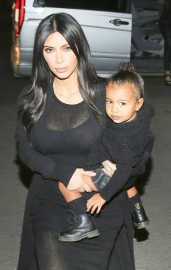 La pequeña recibe clases de ballet y de piano.