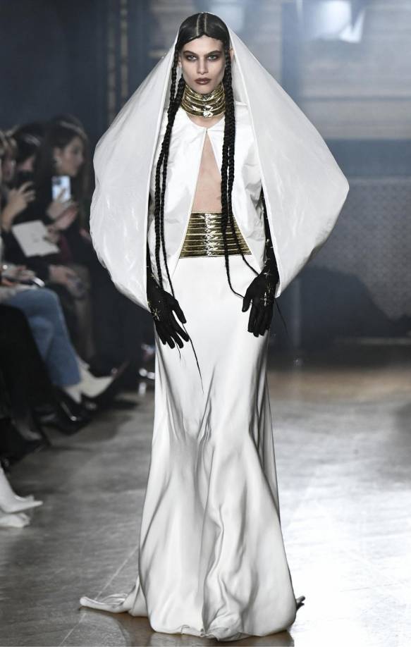 Las capas pueden ser de gasa, de color pastel o estampadas, pero debajo a menudo se vislumbra un cuerpo semidesnudo, con una simple lencería, o unos shorts a juego. Otras colecciones destacadas que siguen esta tendencia sensuales son: