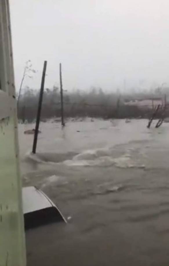 El NHC, con sede en Miami, informó que al tocar tierra Dorian igualó el récord del huracán más potente del Atlántico, que data de 1935. Su director, Ken Graham, aseguró que se trata de 'una situación extremadamente peligrosa'.