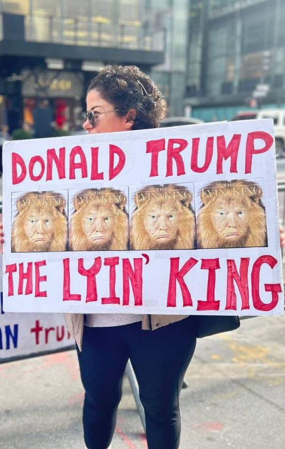 “Trump es el rey mentiroso”, decía esta cartulina.