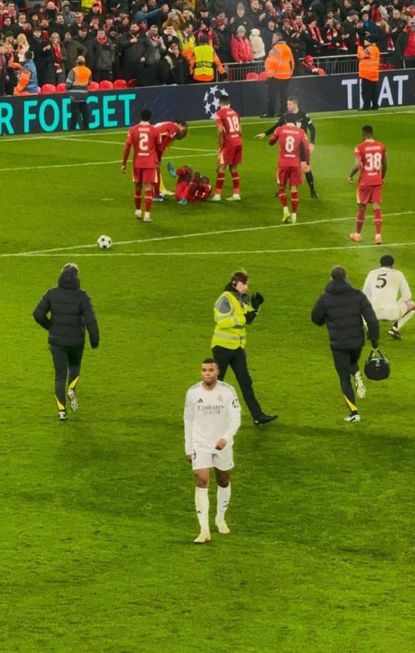 La polémica imagen de Mbappé que confirma su mal momento en el Real Madrid. Al finalizar el partido, se fue solo y directamente a los camerinos, mientras que Jude Bellingham al fondo se quedó en la cancha junto a otros compañeros para saludar y agradecer el apoyo de los aficionados que viajaron a Liverpool.