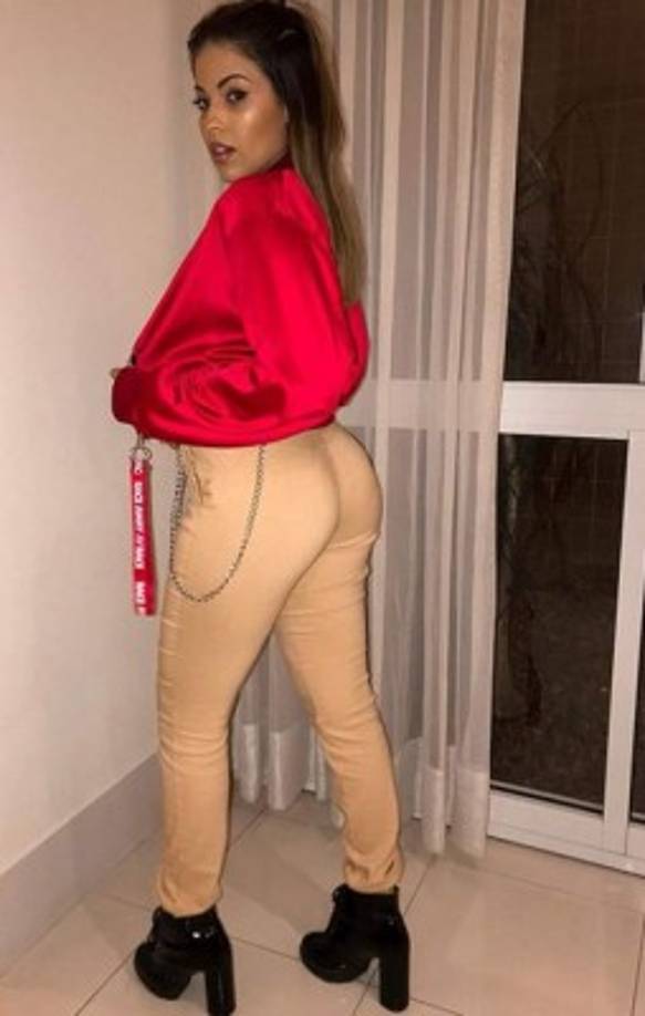 La perla del Real Madrid y la bloguera Maria Júlia Mazali, también brasileña, han sido descubiertos por haber subido la foto en el baño de la casa del jugador.