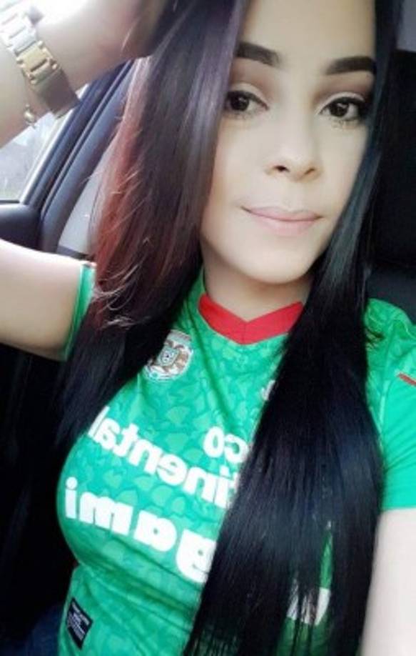 Ella es Carolina, una encantadora seguidora del Marathón. Labora como edecán y espera el triunfo de su verde.