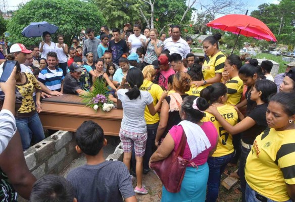 Ayer, familiares, amigos y jugadoras del equipo Dourmont despidieron a la joven Floridalia Chávez.