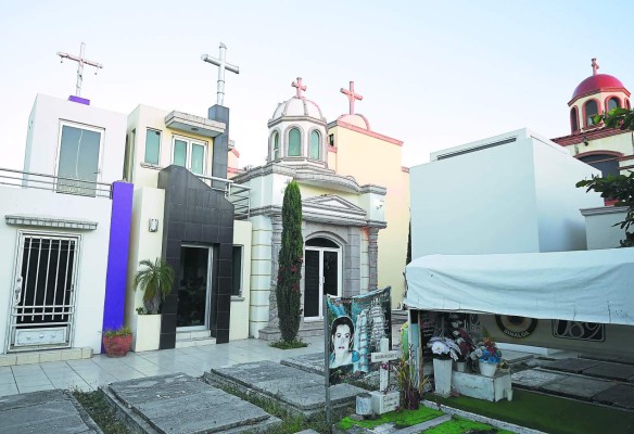 View of elaborate tombs in the Jardines del Humaya cemetery in Culiacan, Sinaloa state in northwest Mexico, on December 7, 2016. On Sunday, December 11, 2016 Mexico marked 10 years since the government began to deploy troops in a drug war that has killed tens of thousands of people, with many victims buried unceremoniously in mass graves, dumped on roadsides or left hanging on bridges. But the drug barons of Sinaloa state have given themselves more dignified final resting places: two-story tombs fitted with living rooms, air conditioning and bulletproof glass. / AFP PHOTO / ALFREDO ESTRELLA