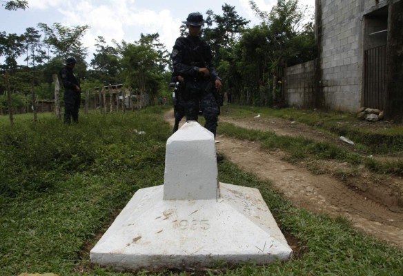 En lanchas cruzan ahora los coyotes a migrantes hondureños