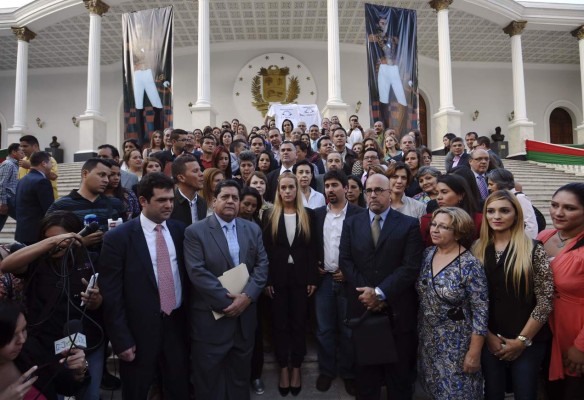 Continúa pugna legislativa en Venezuela