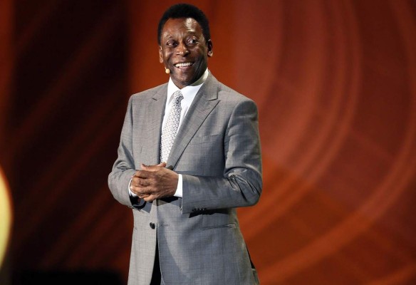 Pelé firma un contrato vitalicio con el Santos brasileño
