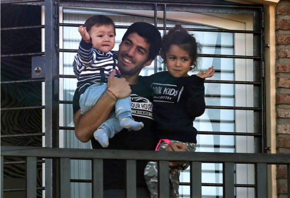 Video: Luis Suárez reaparece y saluda a hinchas uruguayos