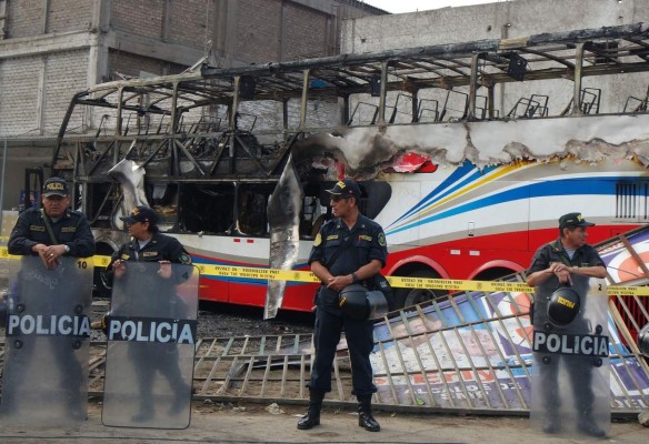 Incendio de bus deja 17 muertos en Perú