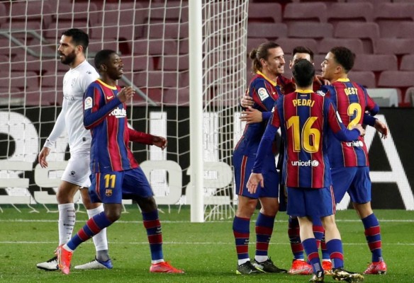 GRAF5705. BARCELONA, 15/03/2021.- El delantero francés del Barcelona, Antoine Griezmann (3i) celebra el segundo gol de su equipo ante el Huesca durante el partido de LaLiga que se disputa este lunes en el Camp Nou . EFE/Toni Albir