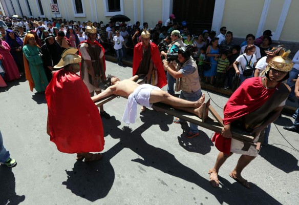 Miles de capitalinos recuerdan la Pasión de Cristo