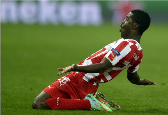 El tico Joel Campbell hace un golazo y deja en coma al Manchester United