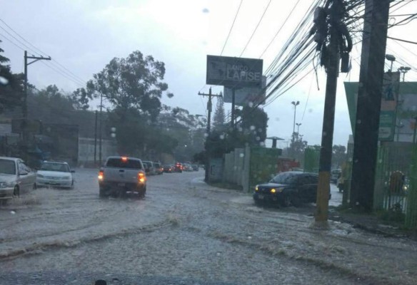 Lluvias inundan calles y causan daños en Tegucigalpa