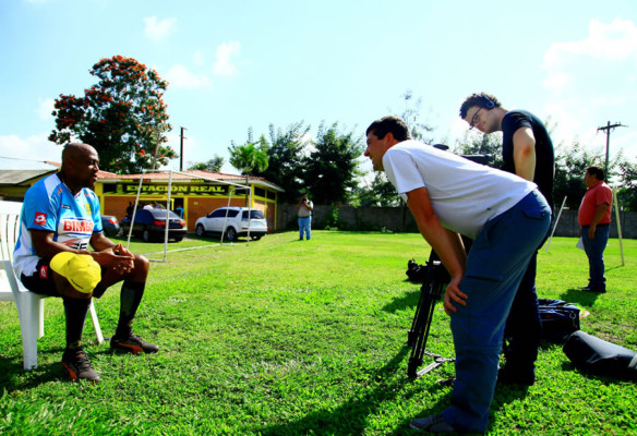 Prensa francesa le sigue la pista a Carlo Costly