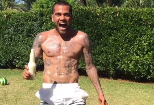 La peculiar manera de abrir una cerveza por parte de Dani Alves
