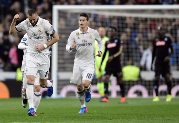 Real Madrid's French forward Karim Benzema (L) celebrates a goal during the UEFA Champions League round of 16 first leg football match Real Madrid CF vs SSC Napoli at the Santiago Bernabeu stadium in Madrid on February 15, 2017. / AFP PHOTO / JAVIER SORIANO