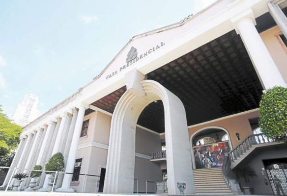 Juan Orlando Hernández se reúne con bancada nacionalista