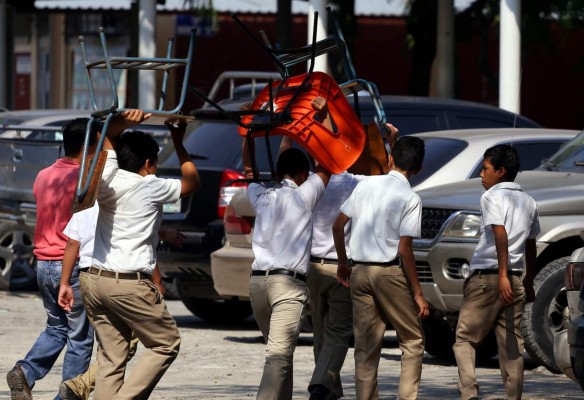 Estudiantes del Reyes reciben clases de pie debido a falta de pupitres