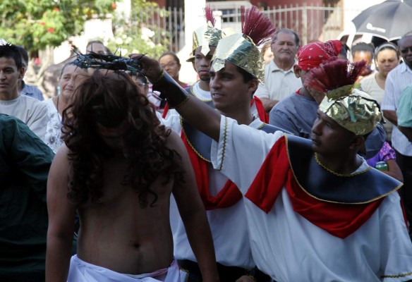 Jóvenes ceibeños dan vida al vía crucis