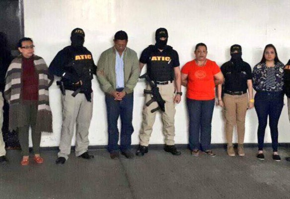 Desde 2015 investigan nexos de exoficial con mujer de narco