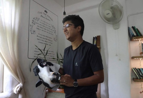 Mujeres con cabeza de vaca para desenmascarar abusos a la mujer