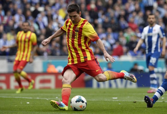 El Barça se lleva el derbi catalán con un gol de penal de Leo Messi