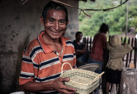 Hasta los hombres se involucran en la elaboración de cestas ante la falta de oportunidades.