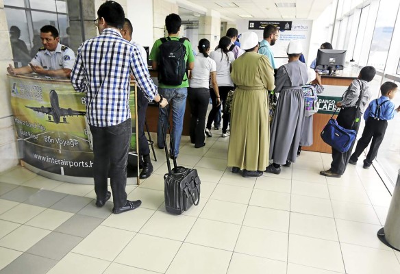 Con inspección a viajeros, Honduras intenta prevenir el ébola