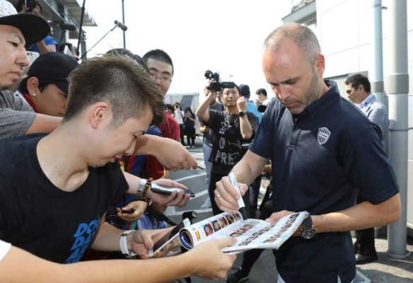 Cientos de aficionados reciben a Iniesta a su llegada a Japón
