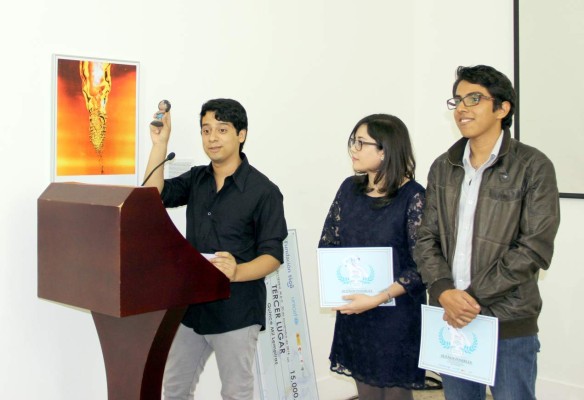 Julio David Méndez habla en nombre de sus compañeros al recibir el premio.