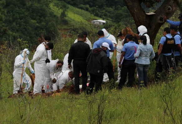 Recuperan tres cadáveres de cementerio clandestino