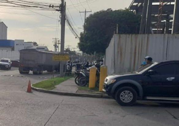 Escena del accidente en que murió embestido un guardia de seguridad en San Pedro Sula.