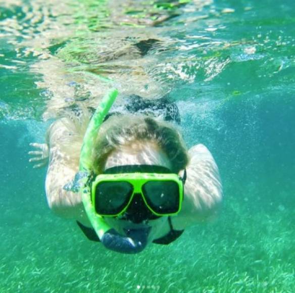 La joven se atrevió a nadar con tiburones.