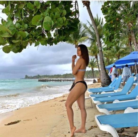 Las fotos en traje de baño que la linda Loren subió a su Instagram acumularon más 17 me gusta, y cientos de comentarios, otras presentadoras hondureñas alabaron lo hermosa que se miraba.