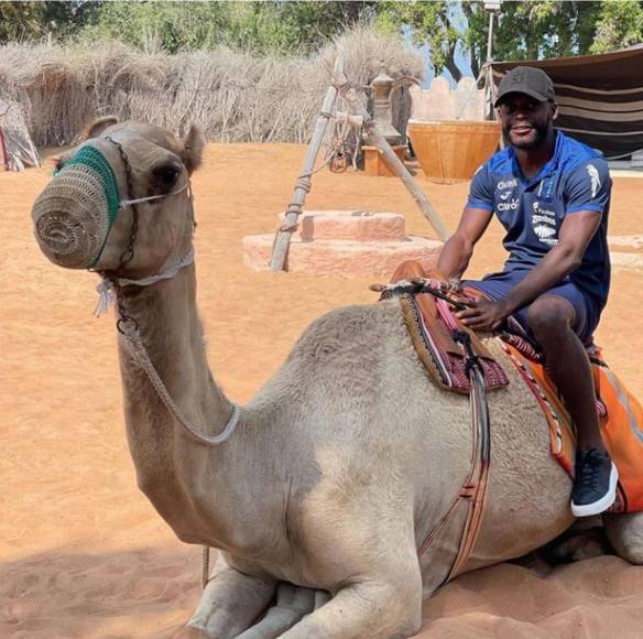 El goleador del Marathón también montó a camello y se mostró feliz por vivir esta experiencia.