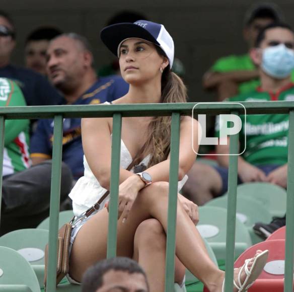 Esta guapa chica estuvo en las estadio Yankel Rosenthal disfrutando el partidazo entre Marathón y Vida.