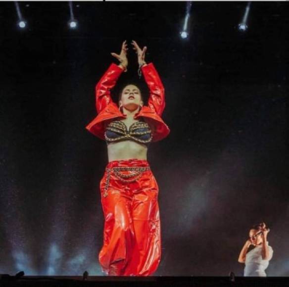 La cantante española Rosalia fue aplaudida en su primera aparición en un festival importante.