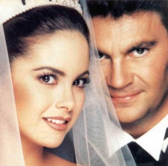 La pareja que se conoció en el rodaje de la película 'Escápate Conmigo', se juró amor eterno el 18 de enero de 1997 en una boda por todo lo alto que fue transmitida por televisión.