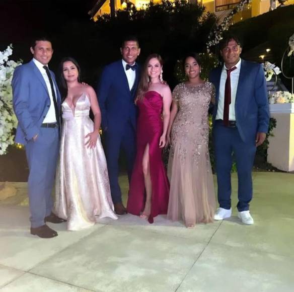 Noel Valladares, Carlo Costly y Ever Alvarado llegaron a la boda con sus esposas.